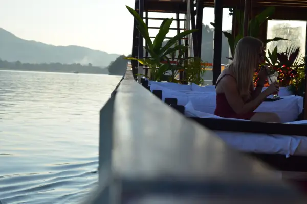 ລ່ອງເຮືອໄປນ້ຳຕົກຕາດກວາງຊີ ພ້ອມກັບຮັບປະທານເຂົ້າທ່ຽງກັບ ເຮືອ Khopfa