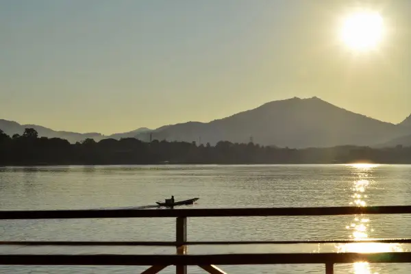 ລ່ອງເຮືອໄປນ້ຳຕົກຕາດກວາງຊີ ພ້ອມກັບຮັບປະທານເຂົ້າທ່ຽງກັບ ເຮືອ Khopfa