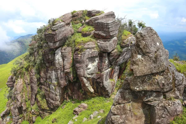 ຍ່າງປ່າ, ຕັ້ງແຄ້ມຢູ່ພູຫຍ້າຄາ ແລະ ພູຜາຫີນ}