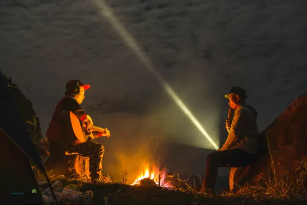 ຍ່າງປ່າ, ຕັ້ງແຄ້ມຢູ່ພູຫຍ້າຄາ ແລະ ພູຜາຫີນ