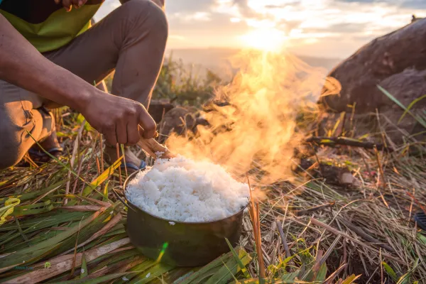 ຍ່າງປ່າ, ຕັ້ງແຄ້ມຢູ່ພູຫຍ້າຄາ ແລະ ພູຜາຫີນ