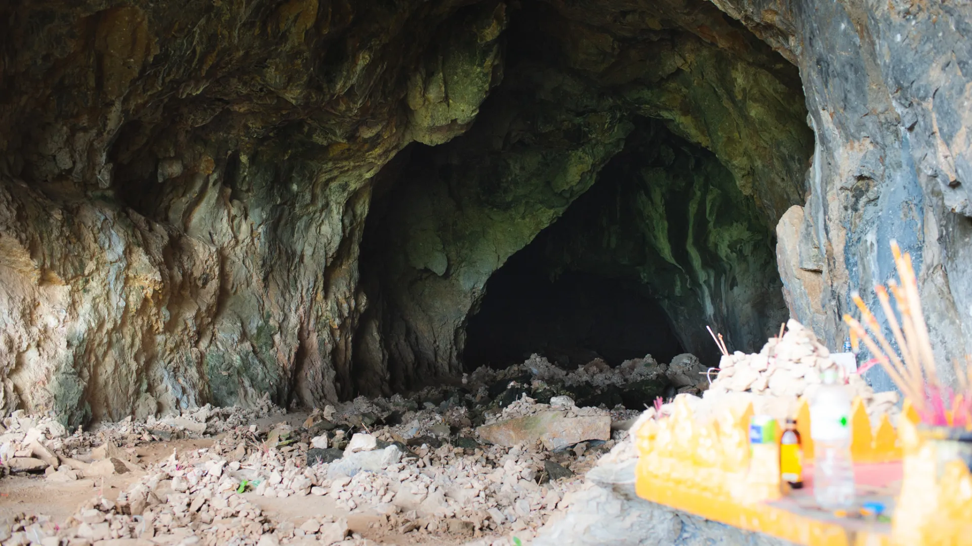 Tham Piew (Piew Cave)