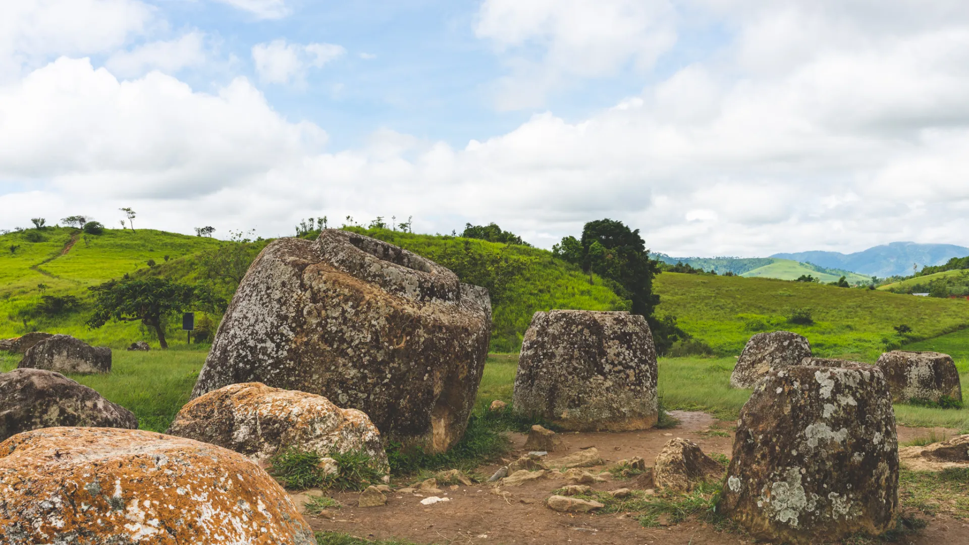 石臼平原（PLAIN OF JARS）