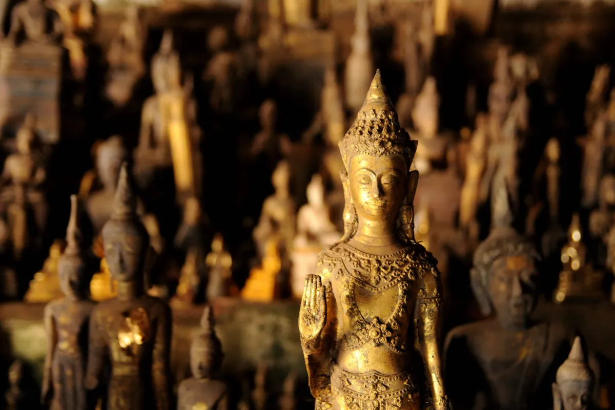 成千上万的佛像巴乌石窟（PAK OU CAVE）