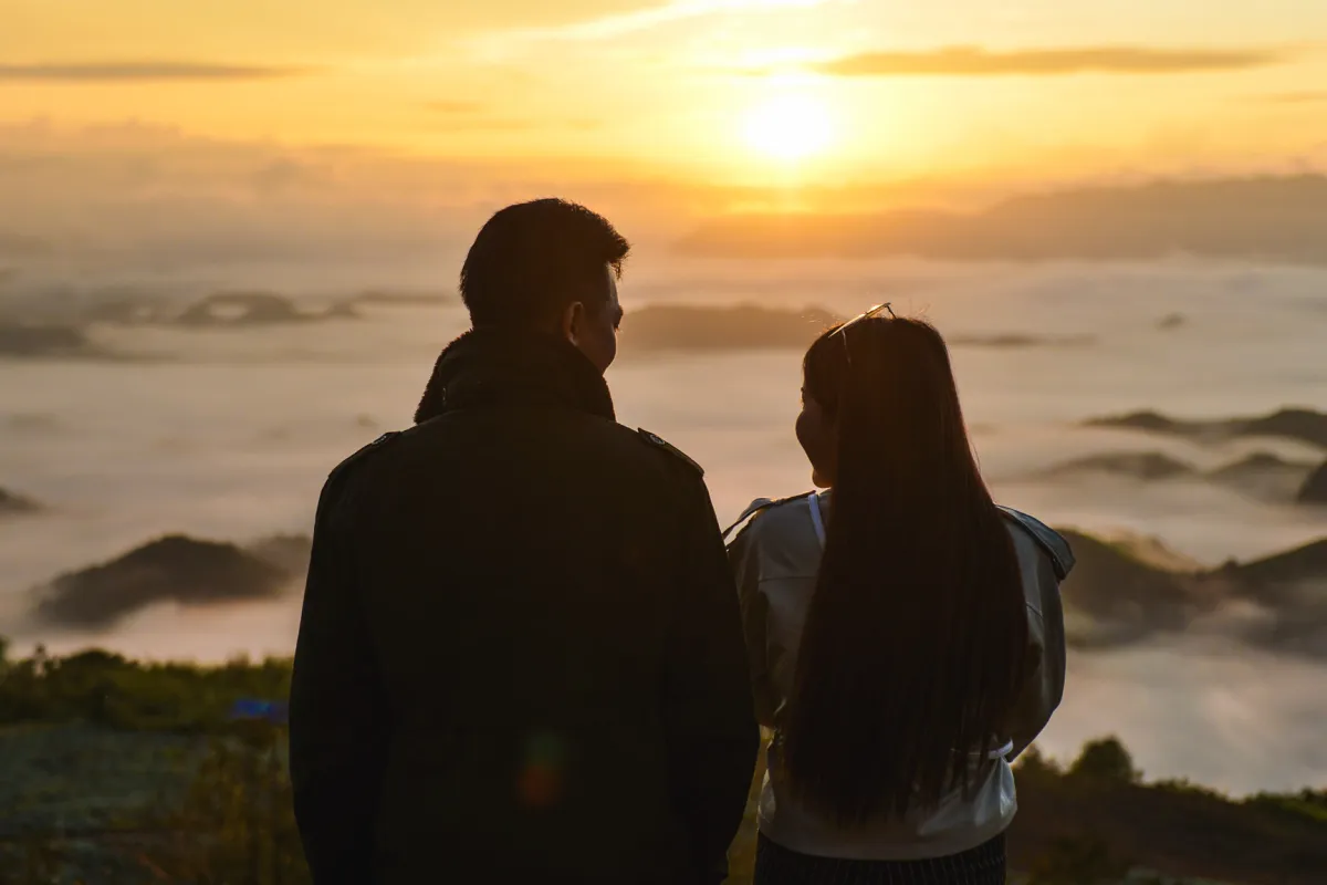 在山的一个美好的早晨薄雾视图在Phoukhoun地区。