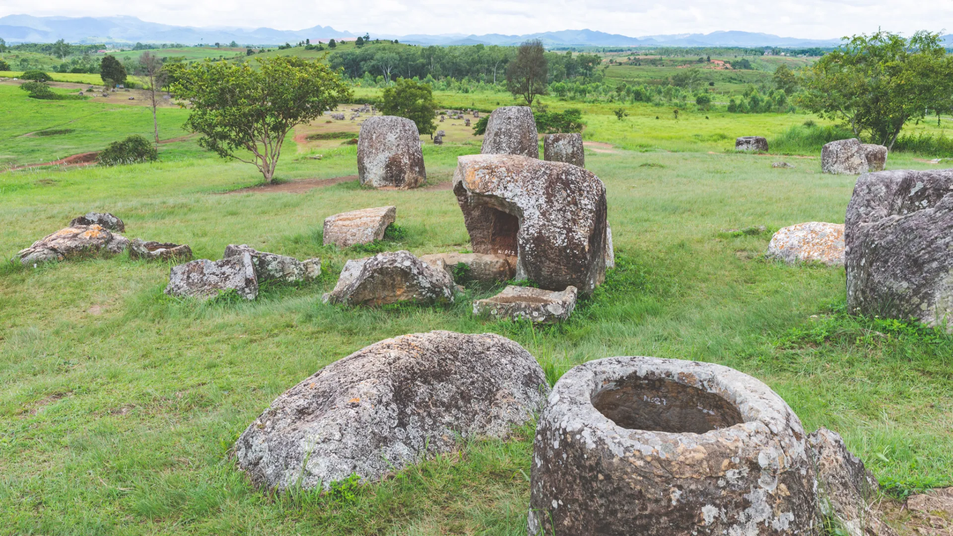 石臼平原（PLAIN OF JARS）