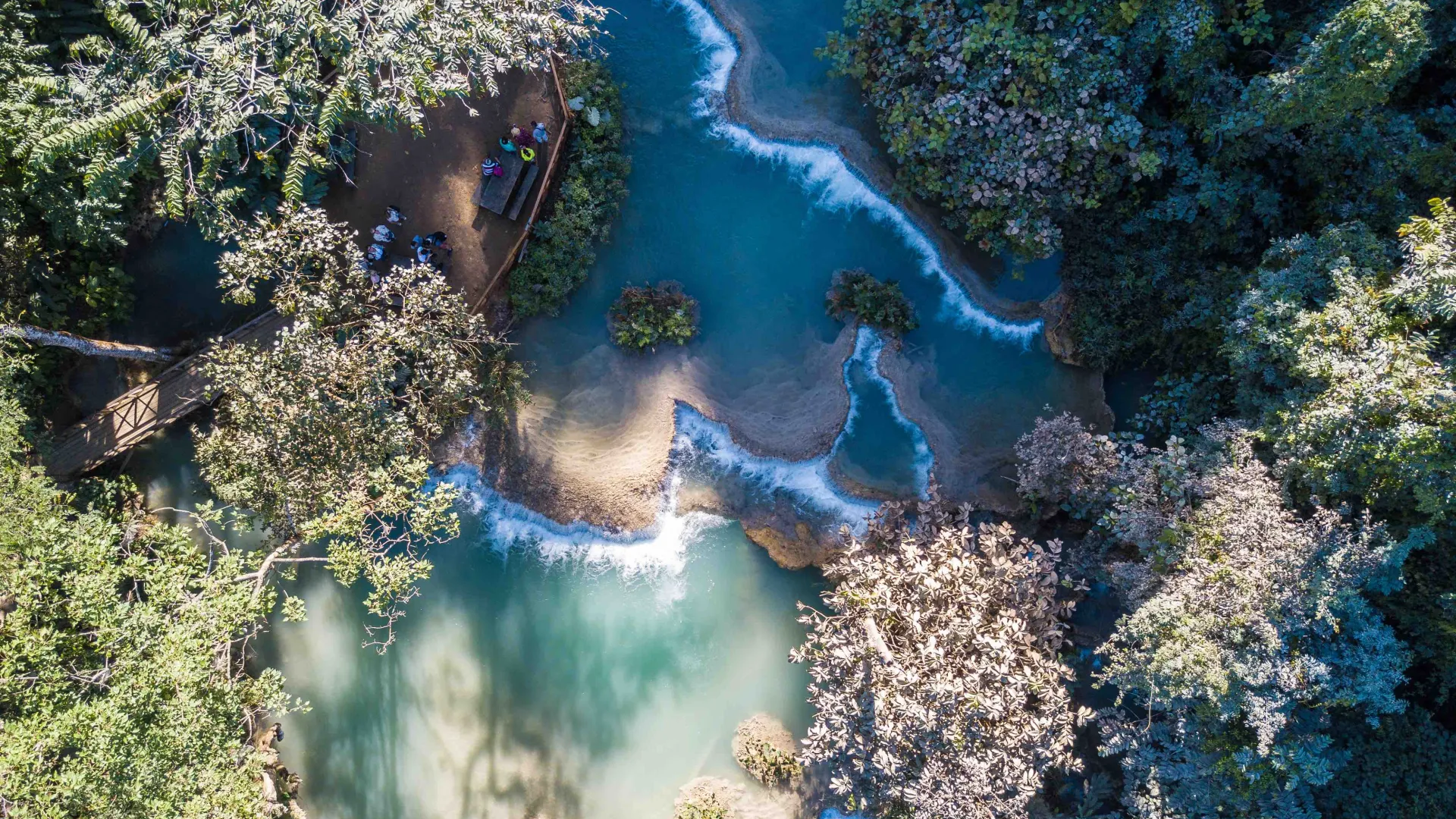 无人机视角的观溪瀑布