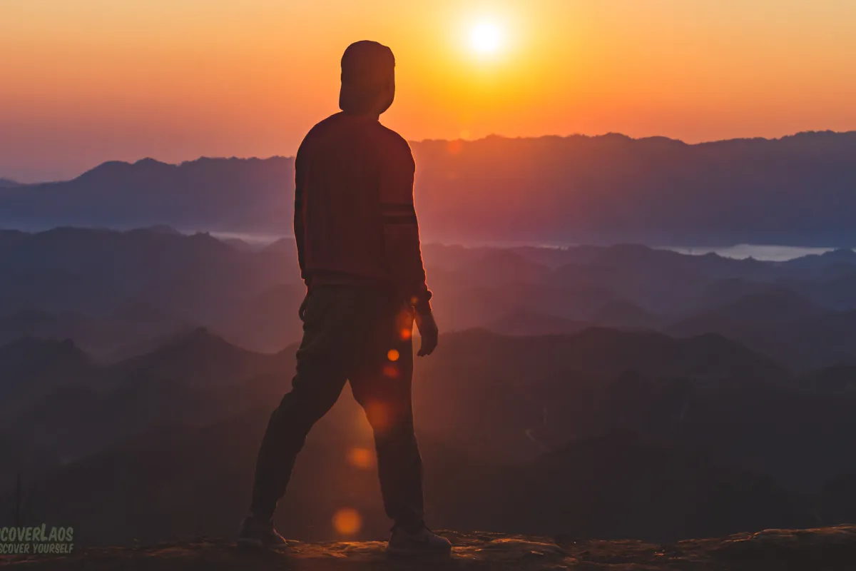 从山顶上的日出和薄雾视图