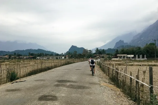 ປັ່ນລົດຖີບທ່ຽວເມືອງວັງວຽງ, ທ່ຽວຊົມໝູ່ບ້ານຊົນເຜົ່າ, ຖ້ຳ ແລະ ບລູລາກູນ