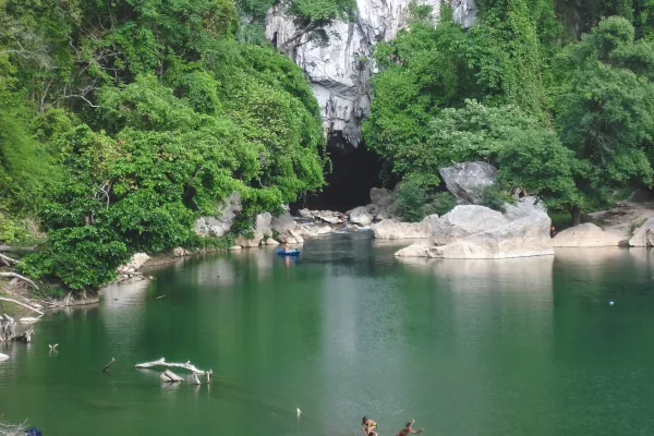 ໄປຄົ້ນຫາຖ້ຳກອງລໍກັບກລີນດິສໂຄເວີລີ