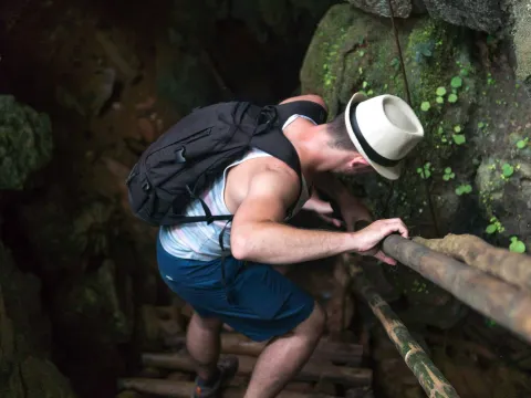 永珍洞穴与皮划艇探险者