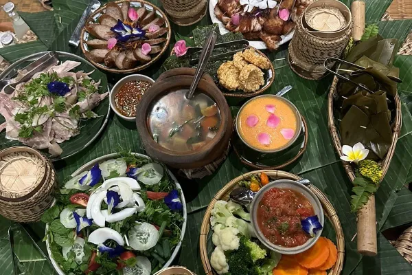 Taste & Create: Market Tour, Lao Cooking Class & Whiskey Village