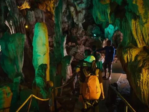 全天皮划艇 > 天使洞穴 > 在潭楼洞穴内橡皮艇和午餐