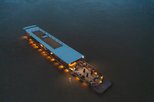 在湄公河上的日落游船上观赏现场表演