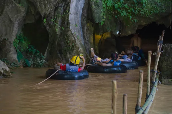 พายเรือคายัคและเที่ยวถ้ำ 2 แห่งครึ่งวันในวังเวียง