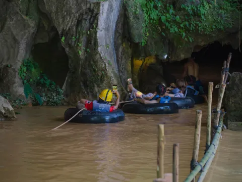 半日划船并参观万荣市的两个洞穴