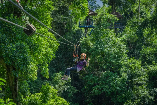 พายเรือคายัคและโหนสลิงในวังเวียงครึ่งวัน