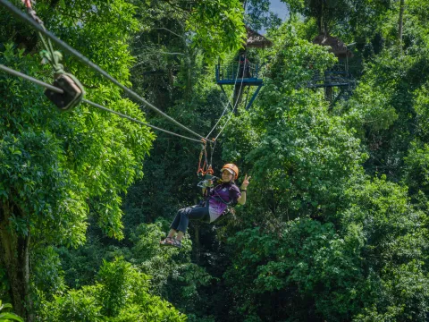 在万荣市体验半日皮划艇和滑索