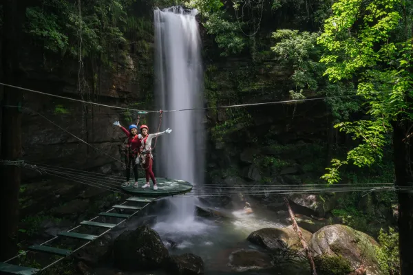 เพลิดเพลินกับการถ่ายรูป สะพานตาข่าย และน้ำตก