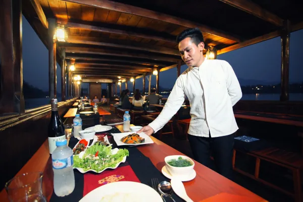 รับประทานอาหารเย็นบนเรือ